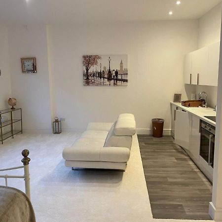 Lovely 1-Bedroom Loft Apartment Above Shop With Free Parking- Long Term Let Available Молдон Екстер'єр фото