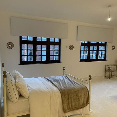 Lovely 1-Bedroom Loft Apartment Above Shop With Free Parking- Long Term Let Available Молдон Екстер'єр фото