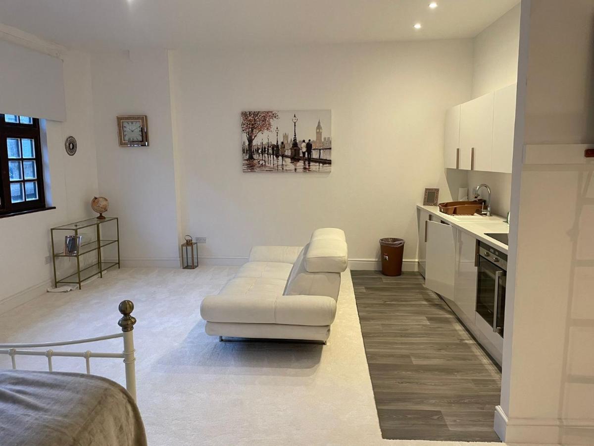 Lovely 1-Bedroom Loft Apartment Above Shop With Free Parking- Long Term Let Available Молдон Екстер'єр фото