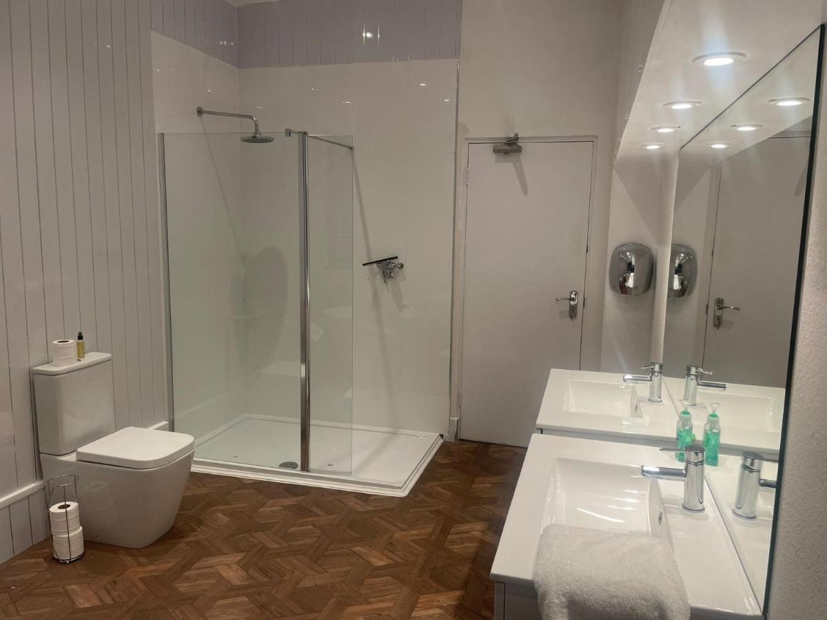Lovely 1-Bedroom Loft Apartment Above Shop With Free Parking- Long Term Let Available Молдон Екстер'єр фото
