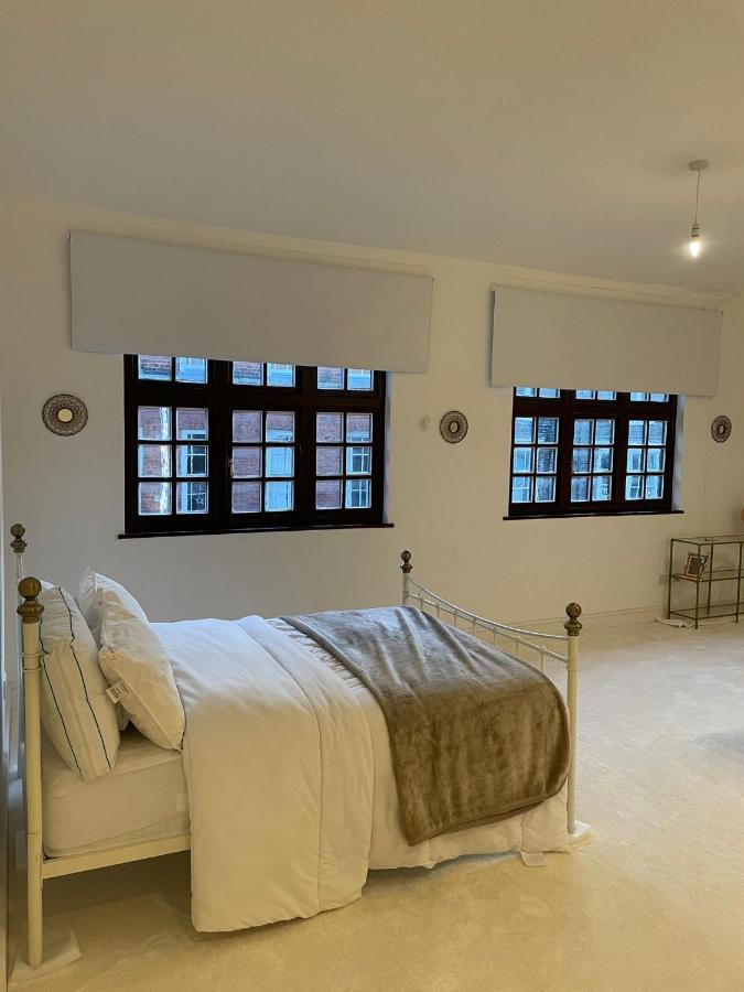 Lovely 1-Bedroom Loft Apartment Above Shop With Free Parking- Long Term Let Available Молдон Екстер'єр фото
